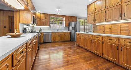 Across from UF on University Ave - 5 br 3.5 bath with HOT TUB.