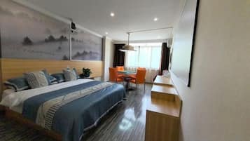 Een hotelkamer met een bed, een bureau, een stoel en een televisie.