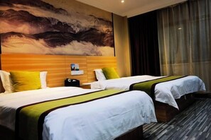 A hotel room with two beds, a large wall mural, and a view of the city. - Tongling Weiduo Garden Hotel (Tongling)