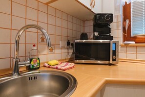 Jääkaappi, mikroaaltouuni, uuni, astianpesukone