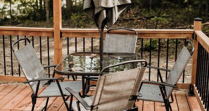 “The Beatnik nook” - tiny cabin in the woods - sauna, outdoor tub!