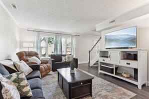 Smart-TV, peis, bøker og stereoanlegg