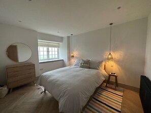 4 bedrooms, iron/ironing board, WiFi, bed sheets - Luxury Holiday Cottage Sleeps 8, near the beach between Bamburgh and Seahouses (Bamburgh)