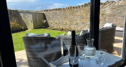 Luxury Holiday Cottage Sleeps 8, near the beach between Bamburgh and Seahouses
