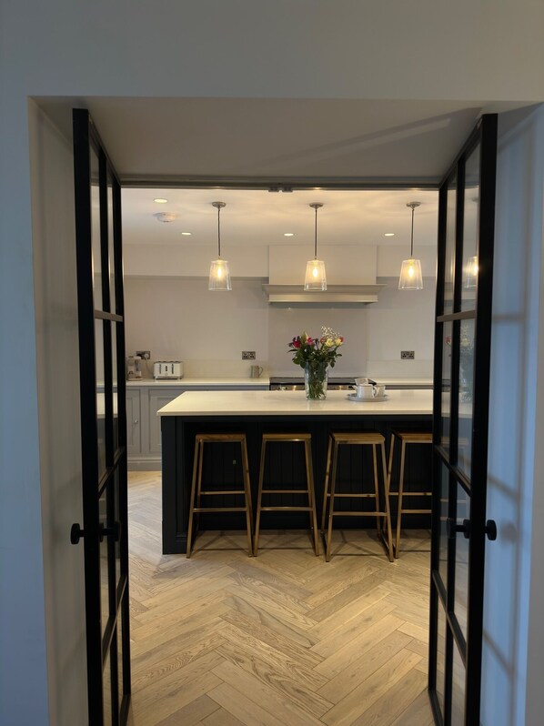 Mikroaaltouuni, uuni, liesi, astianpesukone