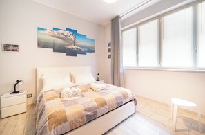2 bedrooms, iron/ironing board, WiFi, bed sheets - Apartment 1 min from central station, with Netflix & bus to Etna (Catania)