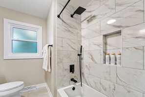 Dusche, Haartrockner, Handtücher, Seife