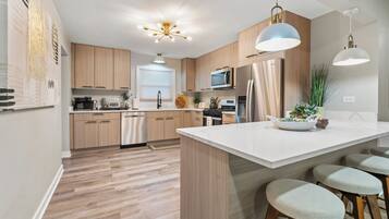 Kylskåp, mikrovågsugn, ugn och spishäll