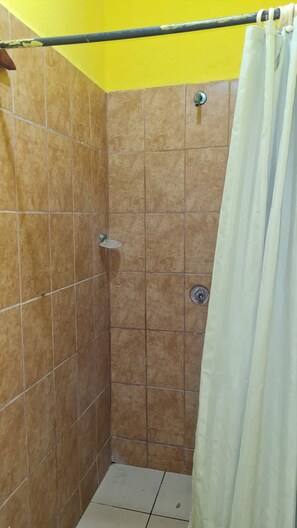 Eenvoudige kamer | Badkamer | Handdoeken, zeep, shampoo, toiletpapier