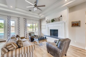 Smart-tv, eldstad, tv-spel och böcker