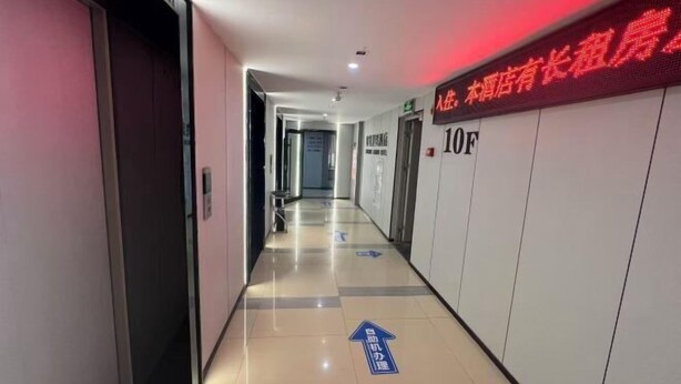 A hotel corridor with a digital sign, directional arrows on the floor, and a door labeled "10F". - Sunshine Harbor Hotel (Xi'an Sunshine City) (Xi'an)