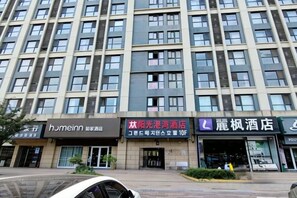 A multi-story hotel with several ground-floor shops. - Sunshine Harbor Hotel (Xi'an Sunshine City) (Xi'an)