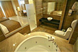 Un baño moderno con bañera, inodoro y lavamanos.