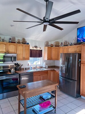 Private kitchen - Nature Coast Retreats LLC (Spring Hill)