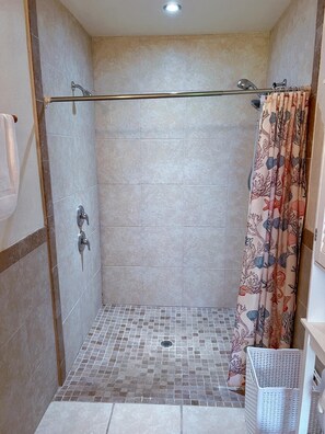 Kostenlose Toilettenartikel, Seife, Shampoo, Toilettenpapier