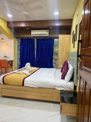 Deluxe Double Room, Balcony, Beach View | City view