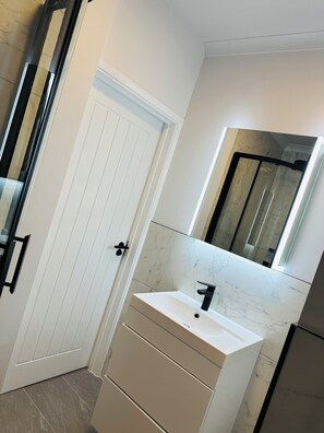 Een douche, een haardroger, handdoeken, zeep