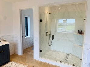 Shower, hair dryer, towels, soap - Luxurious Home in Killarney (Killarney)