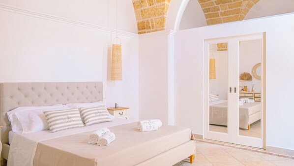 2 多间卧室、客房内保险箱、办公桌、熨斗/熨衣板