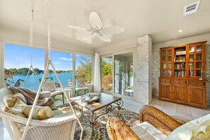 Smart TV, pebolim, mesa de pingue-pongue, aparelho de som