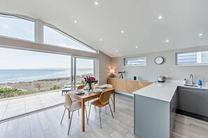 Four à micro-ondes, un four, lave-vaisselle, chaise haute
