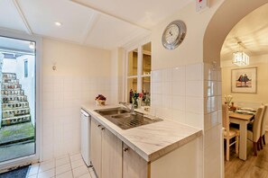 Mikrowelle, Ofen, Hochstuhl, Kochgeschirr/Geschirr/Besteck