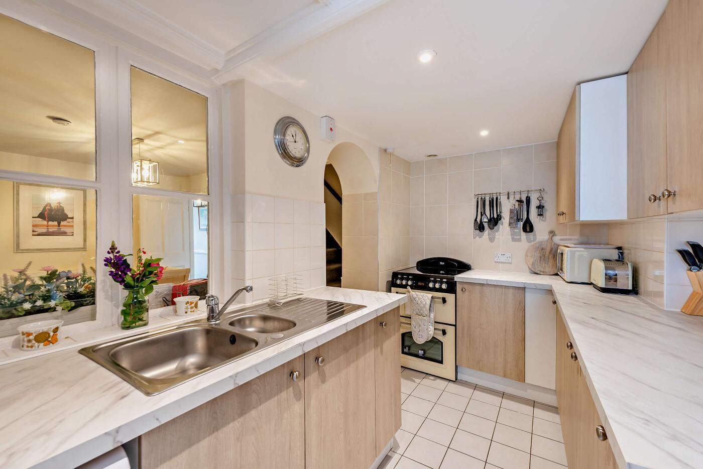 Mikroaaltouuni, uuni, syöttötuoli, keittoastiat/astiat/ruokailuvälineet