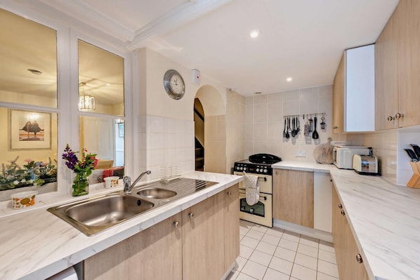 Mikrowelle, Ofen, Hochstuhl, Kochgeschirr/Geschirr/Besteck