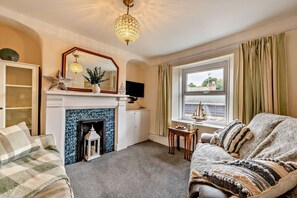 TV, fireplace - 2 Bed in Appledore (oc-s29561) (Appledore)