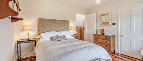 6 bedrooms, travel cot, free WiFi, bed sheets