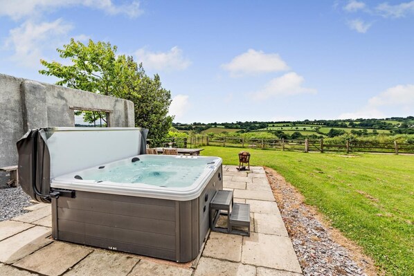 Outdoor spa tub - 6 Bed in Oakford (oc-w29644) (Oakford)