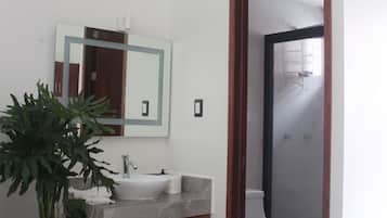 Ducha, secador de pelo, piso con calefacción en el baño, toallas