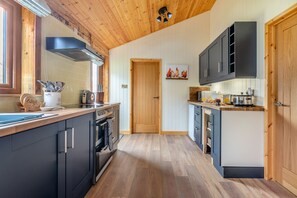 Frigorífic, microones, forn i utensilis de cuina, vaixella i coberteria