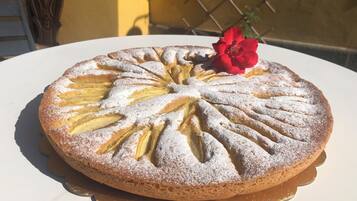 Desayuno con opciones de la cocina local incluido todos los días