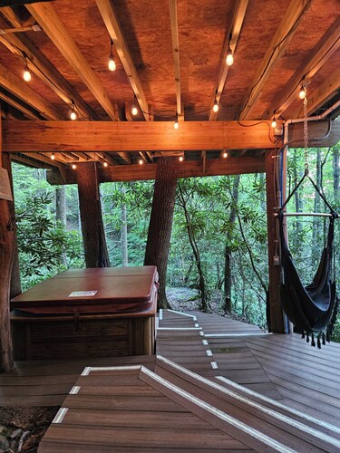 The Hidden Hemlock Treehouse: Sleep cozy among the trees with a waterfall view