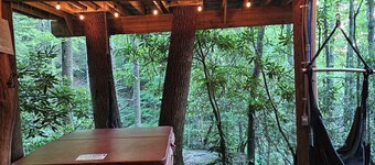 The Hidden Hemlock Treehouse: Sleep cozy among the trees with a waterfall view