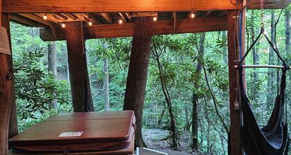 The Hidden Hemlock Treehouse: Sleep cozy among the trees with a waterfall view