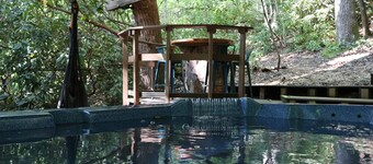 The Hidden Hemlock Treehouse: Sleep cozy among the trees with a waterfall view