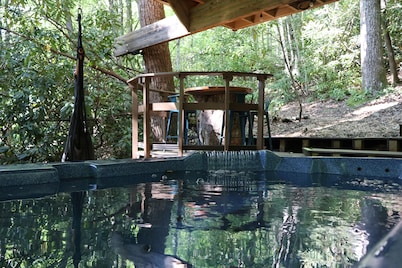 The Hidden Hemlock Treehouse: Sleep cozy among the trees with a waterfall view