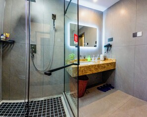 Ducha, secador de pelo, toallas y jabón