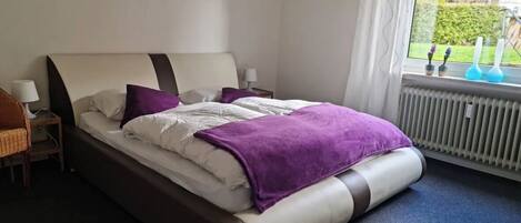 4 عدّة غرف نوم وواي فاي وملاءات أسرّة