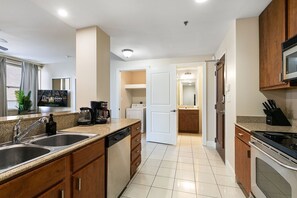 Kylskåp, mikrovågsugn, ugn och spishäll