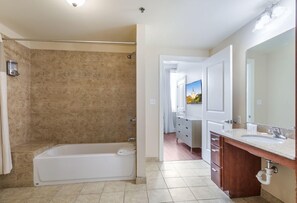 Hair dryer, towels - Cozy 1BR Condo in NOLA with Rooftop Pool (New Orleans)