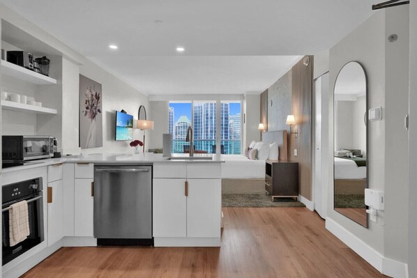 Fridge, microwave, oven, stovetop - SF Ocean & Relaxation - Full Kitchen (Miami)