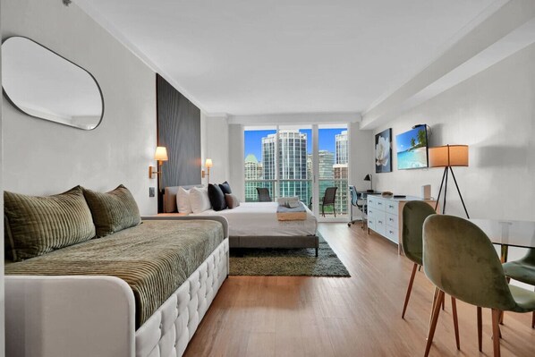 1 bedroom, desk, WiFi