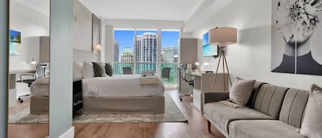 مكتب ومكواة/لوح كي وواي فاي وملاءات أسرّة