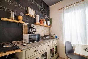 Kühlschrank, Mikrowelle, Herdplatte, Geschirrspüler