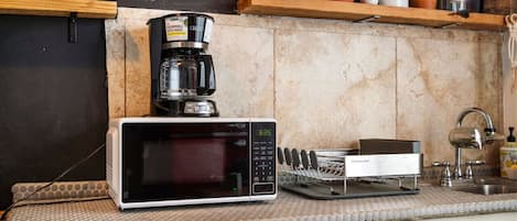 Kylskåp, mikrovågsugn, spishäll och diskmaskin