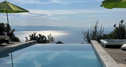 Ferienhaus in Einzigartiger Lage mit Meerblick und Infinitypool