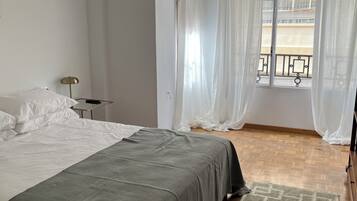 3 slaapkamers, een strijkplank/strijkijzer, wifi, beddengoed